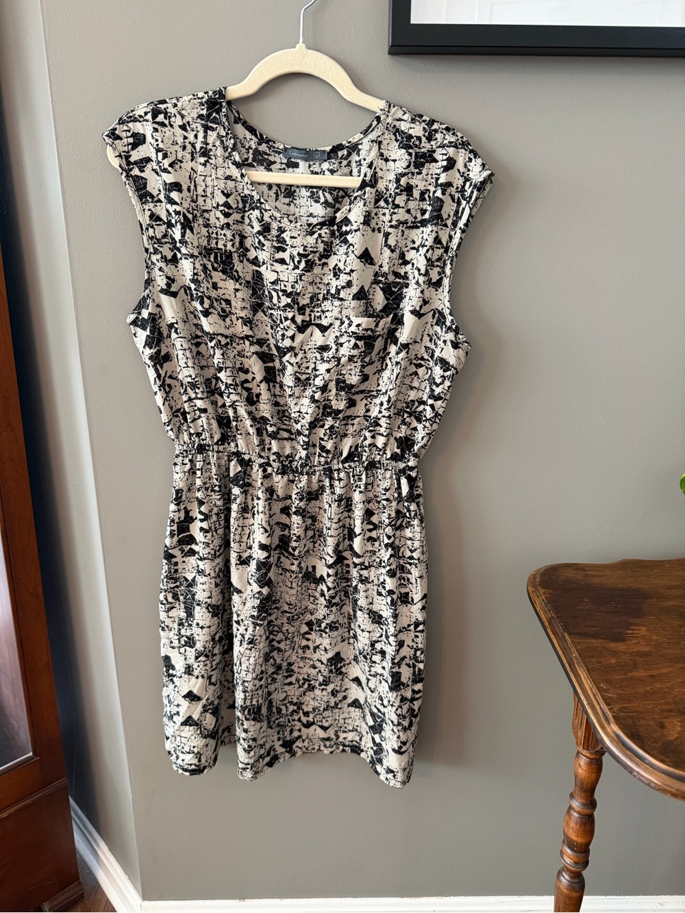 Soprano Black and Cream Abstract Print Cap-Sleeve Dress. Size Large